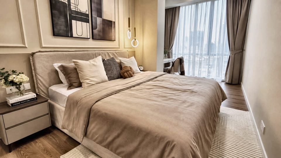 Bedroom with floor-to-ceiling glazing